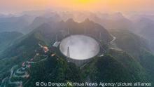 Das Radioteleskop FAST (Five-hundred-meter Aperture Spherical radio Telescope) in der chinesischen Provinz Guizhou. Das Teleskop mit ist mit einem Durchmesser von rund 500 Metern das weltweit größte Radioteleskop. +++ dpa-Bildfunk +++