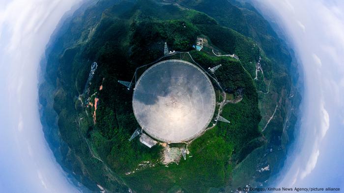 El radiotelescopio esférico de quinientos metros de apertura (FAST) de China, en mantenimiento, en la provincia suroccidental china de Guizhou.