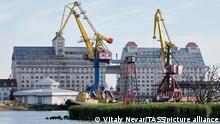 DIESES FOTO WIRD VON DER RUSSISCHEN STAATSAGENTUR TASS ZUR VERFÜGUNG GESTELLT. [KALININGRAD, RUSSIA - JUNE 22, 2022: Cranes at the Kaliningrad Commercial Sea Port. The Russian Transport Ministry said Russia had sufficient capabilities to supply the Kaliningrad Region with necessary resources and goods by sea. If needed, additional vessels could be used. Earlier, Lithuania notified local authorities that starting from June 18 it would stop the rail transit through its territory of EU-sanctioned goods from Russia to the Kaliningrad Region. Vitaly Nevar/TASS]