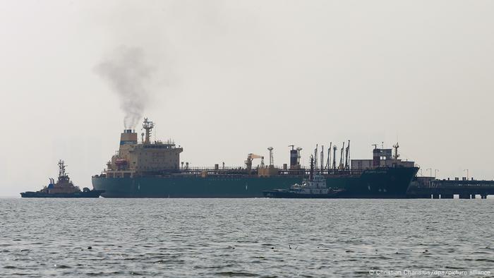 Ein ltanker liegt an einer Verladestation im Hafen von Mumbai Ein ltanker liegt an einer Verladestation im Hafen von Mumbai