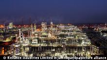 Dieses von Reliance Industries Limited in Jamnagar zur Verfügung gestellte Foto zeigt die Rohölraffinerien des Unternehmenes im indischen Bundesstaat Gujarat am 17. Juni 2021. Die indischen Rohölimporte aus Russland stiegen von 100.000 Barrel (15,8 Millionen Liter) pro Tag im Februar auf 370.000 Barrel (58,8 Millionen Liter) pro Tag im April und 870.000 Barrel (138,3 Millionen Liter) pro Tag im Mai. Ein wachsender Anteil dieser Lieferungen verdrängte Öl aus dem Irak und Saudi-Arabien, das größtenteils für Raffinerien in Sika und Jamnagar an der Westküste Indiens bestimmt ist. (Reliance Industries Limited in Jamnagar via AP) +++ dpa-Bildfunk +++