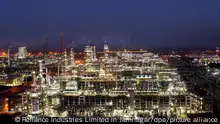 Dieses von Reliance Industries Limited in Jamnagar zur Verfügung gestellte Foto zeigt die Rohölraffinerien des Unternehmenes im indischen Bundesstaat Gujarat am 17. Juni 2021. Die indischen Rohölimporte aus Russland stiegen von 100.000 Barrel (15,8 Millionen Liter) pro Tag im Februar auf 370.000 Barrel (58,8 Millionen Liter) pro Tag im April und 870.000 Barrel (138,3 Millionen Liter) pro Tag im Mai. Ein wachsender Anteil dieser Lieferungen verdrängte Öl aus dem Irak und Saudi-Arabien, das größtenteils für Raffinerien in Sika und Jamnagar an der Westküste Indiens bestimmt ist. (Reliance Industries Limited in Jamnagar via AP) +++ dpa-Bildfunk +++