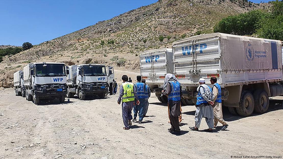 اس تصویر میں صوبہ پکتیکا کے گیان ضلع میں ورلڈ فوڈ پروگرام (WFP) کے ٹرک اور امدادی کام کرنے والے نظر آ رہے ہیں اس تصویر میں صوبہ پکتیکا کے گیان ضلع میں ورلڈ فوڈ پروگرام (WFP) کے ٹرک اور امدادی کام کرنے والے نظر آ رہے ہیں