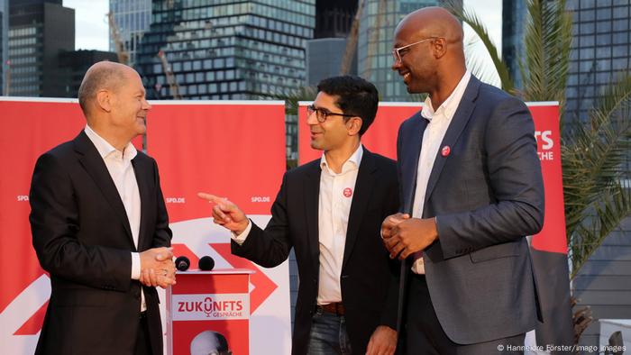 Armand Zorn, SPD politician (L) with Kaweh Mansoori met German Chancellor Olaf Scholz.