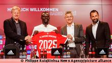 (220623) -- MUNICH, June 23, 2022 (Xinhua) -- Senegalese player Sadio Mane (2nd L) poses for photos with Bayern Munich chairman Oliver Kahn (1st L), Bayern Munich president Herbert Hainer (2nd R) and Bayern Munich's sporting director Hasan Salihamidzic after a press conference as he officially joins Bayern Munich in Munich, Germany, June 22, 2022. (Photo by Philippe Ruiz/Xinhua)