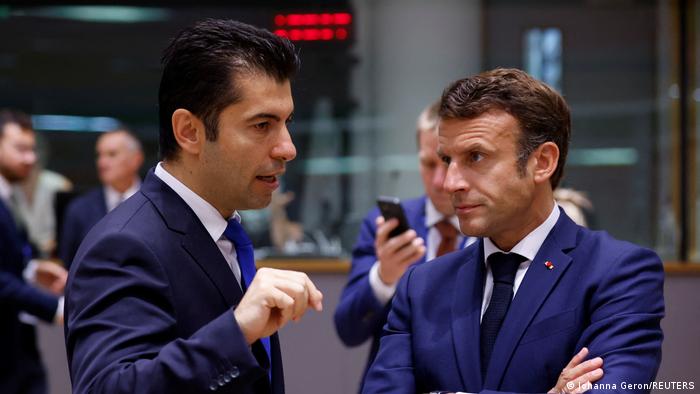 Kiril Petkov, habla con el presidente francés, Emmanuel Macron, durante la cumbre de la UE en Bruselas.