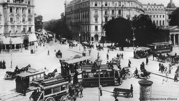  Potsdamer Platz in Berlin um die Jahrhundertwende, mit Pferdekutschen und Passanten