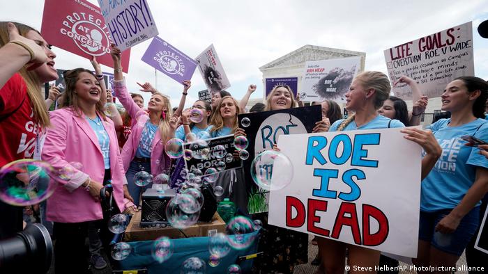 Frauen mit einem Plakat Roe is dead demonstrieren vor dem Supreme Court in Washington