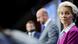 La presidenta de la Comisión de la UE, Ursula van der Leyen, en Bruselas. Al fondo, Charles Michel, presidente del Consejo Europeo, y Emmanuel Macron, presidente francés. La presidenta de la Comisión de la UE, Ursula van der Leyen, en Bruselas. Al fondo, Charles Michel, presidente del Consejo Europeo, y Emmanuel Macron, presidente francés.