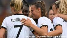 Die Spielerinnen der deutschen Fußballnationalmannschaft liegen sich in den Armen (Quelle: Hendrik Schmidt/dpa/picture alliance)