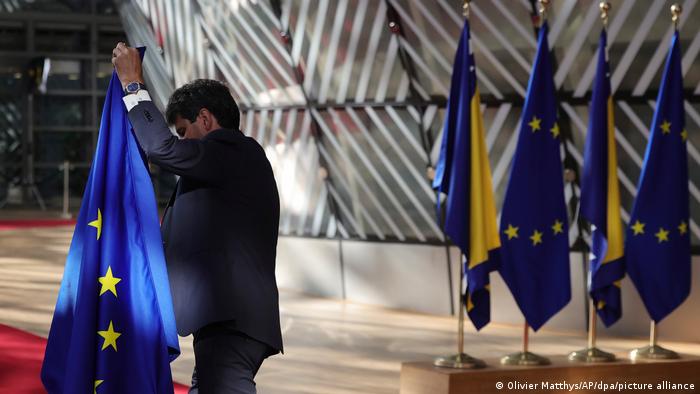 Flaggen der EU und der Ukraine in Brüssel