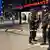 رجال الشرطة قرب حانة لندن في أوسلو حيث وقع الهجوم 25.06.2022