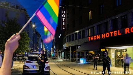 Двама души бяха убити при нападение пред ЛГБТИ клуб в