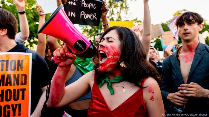 Manifestantes foram às ruas nos EUA após Suprema Corte derrubar direito ao aborto