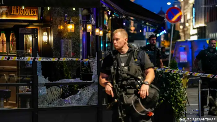 Policiais em frente à casa noturna atacada tiros em Oslo, na Noruega