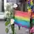 Цветы и радужный флаг на месте преступления в Осло