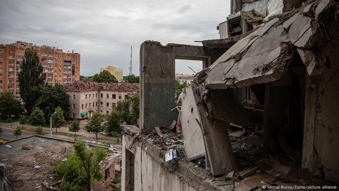 Imagen fechada el jueves de una escuela destruida por los bombardeos rusos en Tschernihiw.