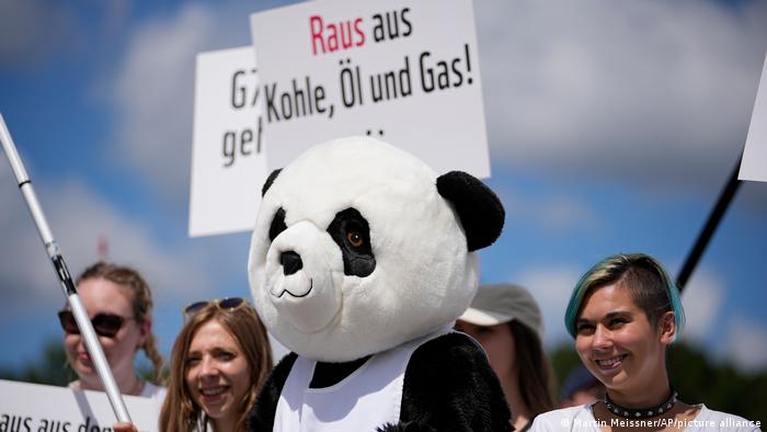 Am Samstag, den 25. Juni 2022, hielt der verkleidete Gegner eines Pandabären während einer Demonstration vor dem G7-Gipfel in München ein Schild mit der Aufschrift „Keine Kohle, kein Öl, kein Gas“ hoch.