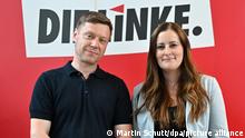 Martin Schirdewan und Janine Wissler (beide Die Linke), stehen nach der Wahl als Parteivorsitzende nebeneinander beim Bundesparteitag der Linken in der Messe Erfurt. Am zweiten Tag des Bundesparteitags in Erfurt sollen nicht nur die Doppelspitze, sondern der gesamte Vorstand neu besetzt werden. +++ dpa-Bildfunk +++