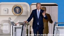 Joe Biden, Präsident der USA, steigt bei seiner Ankunft am Flughafen München aus der Air Force One. Deutschland ist Gastgeber des G7-Gipfels wirtschaftsstarker Demokratien auf Schloß Elmau. Am ersten Gipfeltag wird die weltwirtschaftliche Lage, der Klimaschutz und die Außen- und Sicherheitspolitik mit den Sanktionen gegen Russland beraten.