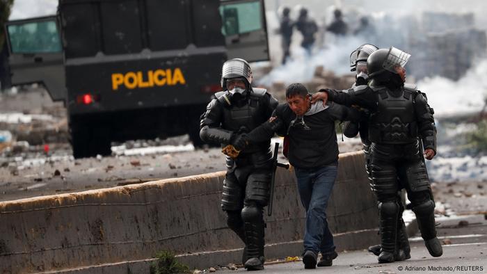 Foto de un manifestante que es detenido por agentes policiales de Ecuador durante una protesta contra el Gobierno de Guillermo Lasso en una imagen de archivo.