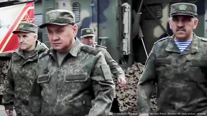 El ministro ruso de Defensa, Sergej Schoigu (izqu.) y su viceministro Yunus-Bek Jevkurov (der.)