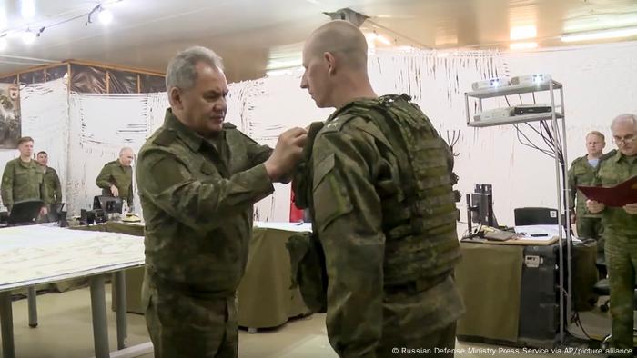 Bei einem Besuch russischer Truppen in der Ukraine Ende Juni zeichnet Moskaus Verteidigungsminister Sergej Schoigu einen Soldaten aus Bei einem Besuch russischer Truppen in der Ukraine Ende Juni zeichnet Moskaus Verteidigungsminister Sergej Schoigu einen Soldaten aus