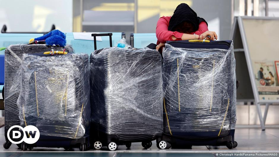 Deutscher Flughafen bittet: Bitte keine schwarzen Koffer mehr |  Deutschland |  DW