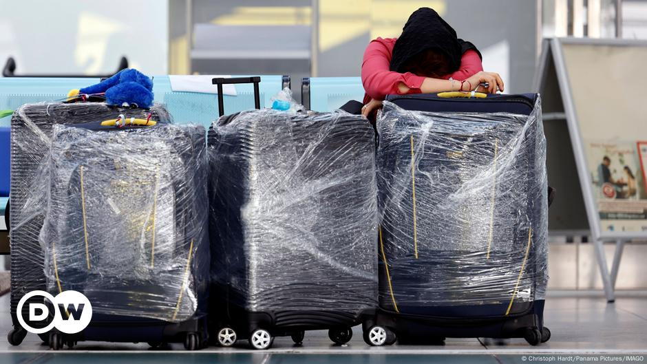 Deutscher Flughafen bittet: Bitte keine schwarzen Koffer mehr |  Deutschland |  DW