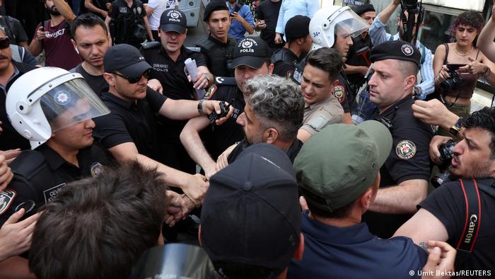 Polícia turca usa força para impedir realização de parada LGBT
