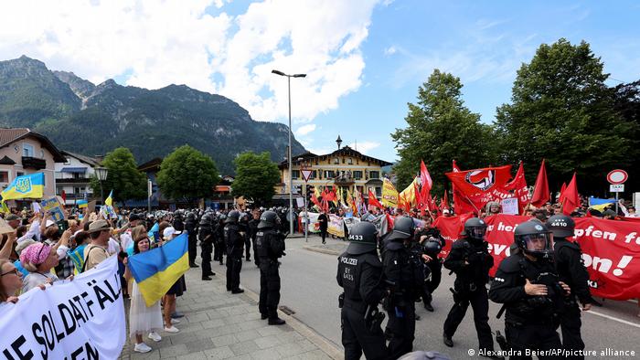 Los manifestantes contra la guerra en Ucrania se separan de los manifestantes del G7 durante una manifestación en Garmisch-Partenkirchen