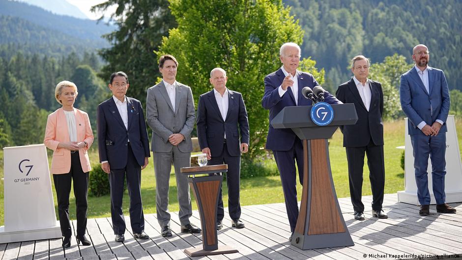 Samit G7 u Nemačkoj 26.06.2022. Za govornicom američki predsednik Bajden. Sada niko od pristunih (Išida,Trudo,Šolc, Dragi i Mišel) više nije na funkciji - osim predsednice EK Ursule fon der Lajen.