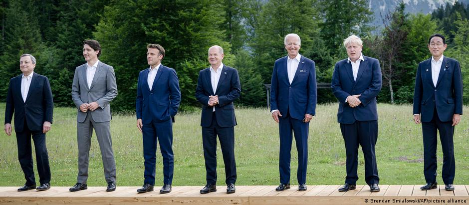 Die Teilnehmer des Gipfels nebeneinander: von Links. Mario Dhragi, Justin Trudeau, Emmanuel Macron, Olaf Scholz, Joe Biden, Boris Johnson, Fumio Kishida