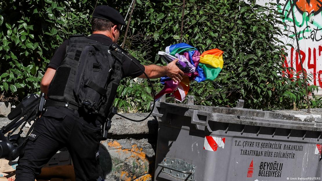 Polícia turca reprime parada LGBT