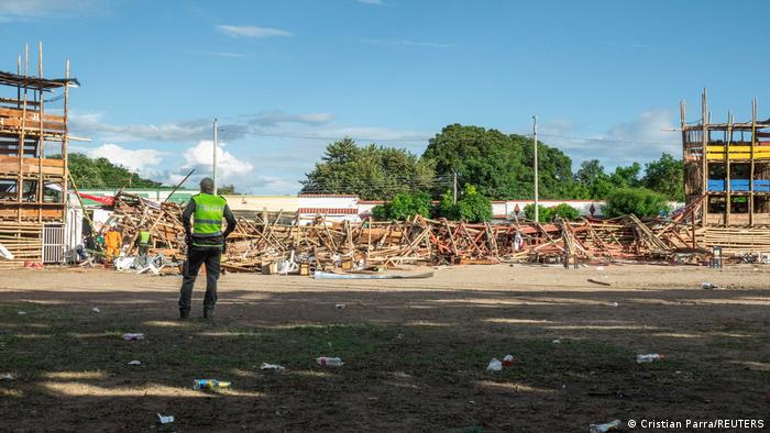 Ein Haufen Holzlatten lässt erahnen, dass an dieser Stelle einmal eine dreistöckige Tribüne gestanden hat