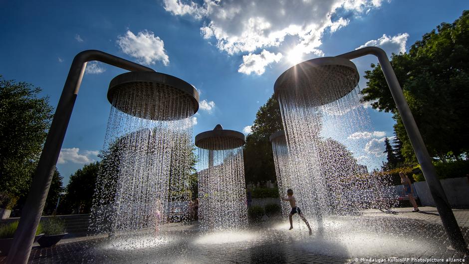 Staying cool in Europe′s blazing summer | All media content | DW - Vimarsana News