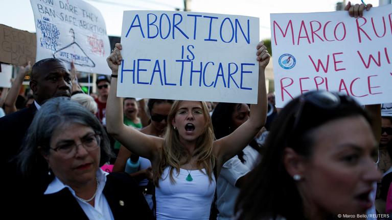 US: Southern states allow abortion bans after Roe decision – DW – 07/06 ...