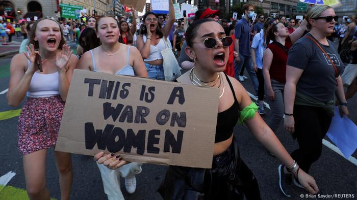 "Esta é uma guerra contra mulheres", diz cartaz de manifestante pelo direito ao aborto em Boston