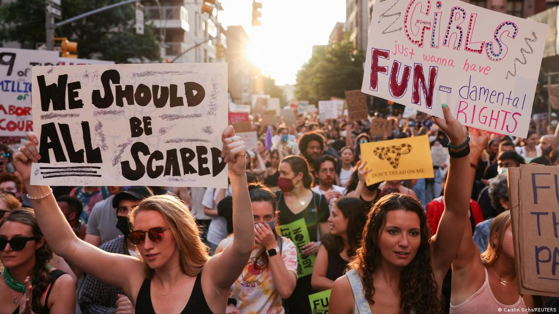 Manifestantes pró-aborto em Nova York em passeata seguram cartazes com mensagens e defesa das mulheres