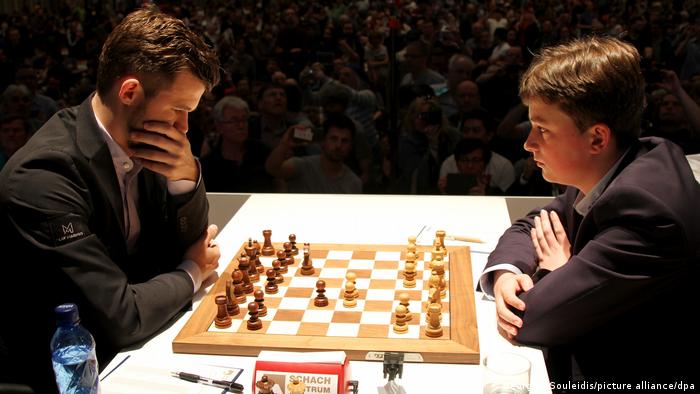 Zwei Männer am Schachbrett - Vincent Keymer (r.) gegen Magnus Carlsen.