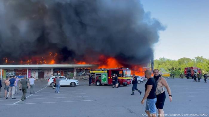 Ukraine | Raketenangriff auf Einkaufszentrum in Kremenchuk 