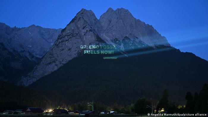 抗议人士通过大型投影 要求G7国家放弃化石能源