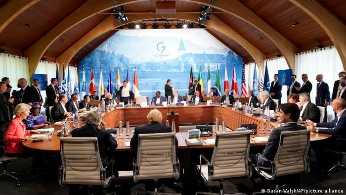 قادة مجموعة الدول السبع في مجلسة محادثات بقصر إلماو في اليوم الثاني من قمة المجموعة بألمانيا، الاثنين 27 يونيو حزيران 2022، القمة انضمت إليها الدول الشركاء للمجموعة من القارات الأفريقية والأسيوية وأمريكا الجنوبية 