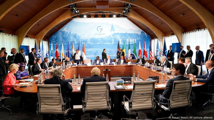 KTT G7, Bavaria Schloss Elmau.  Kelompok Tujuh duduk di meja besar dengan negara-negara mitranya 