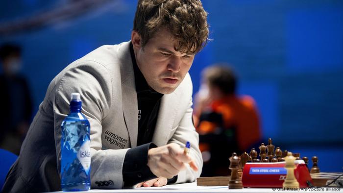 Magnus Carlsen playing chess