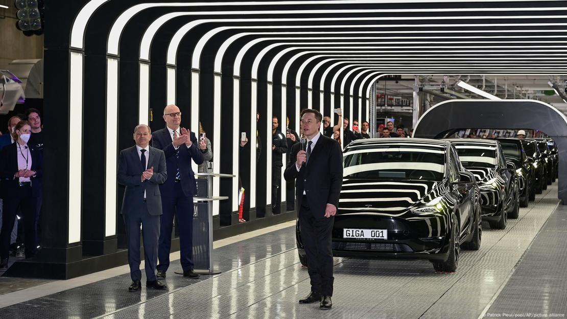 Elon Musk i njemački kancelar Olaf Scholz pri otvaranju pogona s automobilima u pozadini