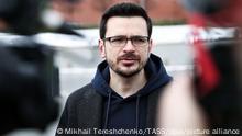 [DIESES FOTO WIRD VON DER RUSSISCHEN STAATSAGENTUR TASS ZUR VERFÜGUNG GESTELLT] MOSCOW, RUSSIA - FEBRUARY 27, 2022: Politician Ilya Yashin talks to reporters as he lays flowers at the site of Boris Nemtsov's assassination on Bolshoi Moskvoretsky Bridge to mark the 7th anniversary of his death. Politician and opposition activist Boris Nemtsov was shot dead in central Moscow on 27 February 2015. Mikhail Tereshchenko/TASS