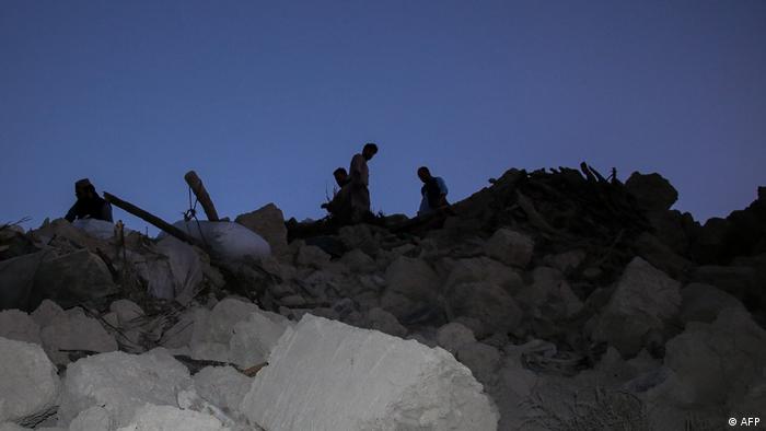 Afghanistan: imagen nocturna de personas revisando los escombros dejados por el terremoto del pasado 22 de junio.