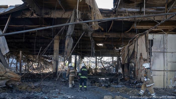 Спасатели у уничтоженного ракетным попаданием торгового центра Амстор в Кременчуге