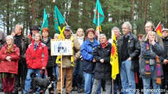 Atomkraftgegner protestieren vor dem atomaren Zwischenlager Gorleben (Foto: dpa)